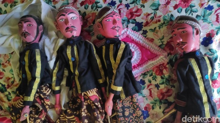 Bentuk tokoh pewayangan dalam pementasan wayang gagrak Lasem.
