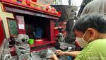 Sambut Imlek, Altar Rumah Dewa Bumi Dibersihkan