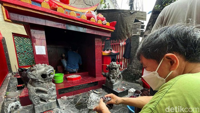 Bersih-bersih klenteng dilakukan jelang perayaan tahun baru Imlek. Seperti terlihat pada altar rumah Dewa Bumi, di jalan Kemenangan VII, Pecinan Glodok, Jakarta.
