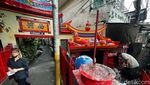 Sambut Imlek, Altar Rumah Dewa Bumi Dibersihkan