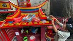 Sambut Imlek, Altar Rumah Dewa Bumi Dibersihkan
