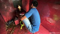 Bersih-bersih dilakukan mulai penataan lilin hingga patung dewa.