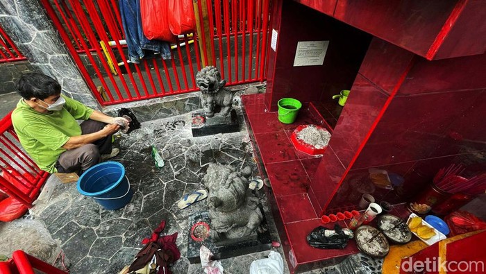 Bersih-bersih Altar Rumah Dewa Bumi Jelang Imlek Bersih-bersih klenteng dilakukan jelang perayaan tahun baru Imlek. Seperti terlihat pada altar rumah Dewa Bumi, di jalan Kemenangan VII, Pecinan Glodok, Jakarta.