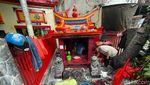 Sambut Imlek, Altar Rumah Dewa Bumi Dibersihkan