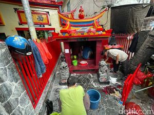 Sambut Imlek, Altar Rumah Dewa Bumi Dibersihkan