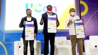 President Director & CEO of Indosat Ooredoo Hutchison Vikram Sinha berbincang dengan Komisaris Independen Indosat Ooredoo Hutchison Rudiantara dan Acting CEO PT Bank QNB Indonesia Tbk. (BKSW) Geoffry Nugraha saat peluncuran UCan di Jakarta.