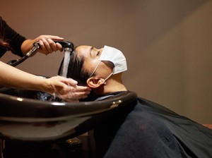 Penasaran Cara Bleaching Rambut? Ketahui Juga Manfaat dan Risikonya