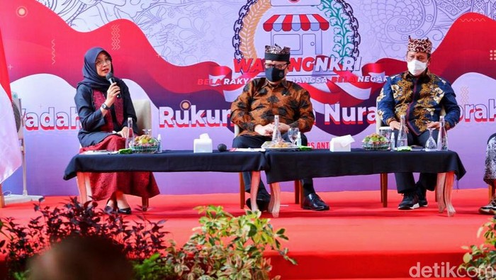 Badan Nasional Penanggulangan Terorisme (BNPT) mendirikan Warung NKRI di Banyuwangi. Ini merupakan Warung NKRI keempat yang didirikan BNPT di Indonesia. Banyuwangi dipilih karena memiliki banyak program deradikalisasi dan harmonisasi toleransi masyarakat.