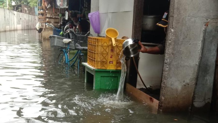 Daerah banjir Jakarta hari ini sudah berangsur surut. Kini tersisa 9 RT di kawasan Jakarta Barat yang masih tergenang banjir.