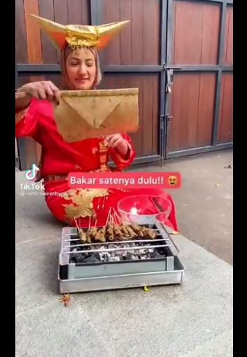 Dessert Box Nyeleneh Rasa Sate Padang dan Ayam Geprek