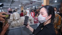 Puan mencoba langsung metode pembayaran digital di Pasar Legi, Solo, Kamis siang (20/1/2022).