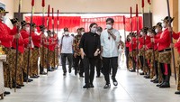 Prajurit Keraton kenakan seragam khas Kasunanan Surakarta, menyambut Ketua DPR RI Puan Maharani dan Wali Kota Solo Gibran Rakabuming yang meresmikan gedung baru Pasar Legi, Kamis (20/1) di Surakarta.