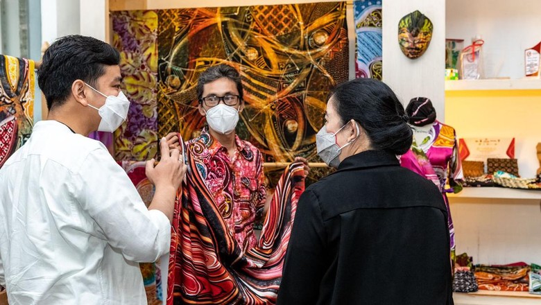 Ditemani Gibran, Puan Resmikan Pasar Legi-Belanja Batik Ketua DPR RI, Puan Maharani melakukan kunjungan ke Kota Surakarta. Ia meresmikan Pasar Legi yang telah rampung direvitalisasi, karena terbakar Oktober 2018 silam.