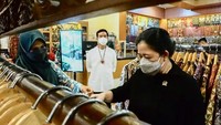 Puan juga berbelanja batik sebagai buah tangan pada kunjungan kerjanya di kampung batik Laweyan, Surakarta, Kamis (20/1/2022).