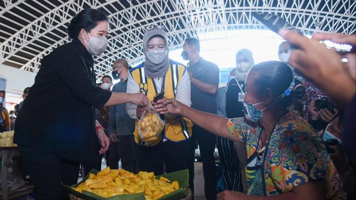 Ditemani Gibran, Puan Resmikan Pasar Legi-Belanja Batik Ketua DPR RI, Puan Maharani melakukan kunjungan ke Kota Surakarta. Ia meresmikan Pasar Legi yang telah rampung direvitalisasi, karena terbakar Oktober 2018 silam.