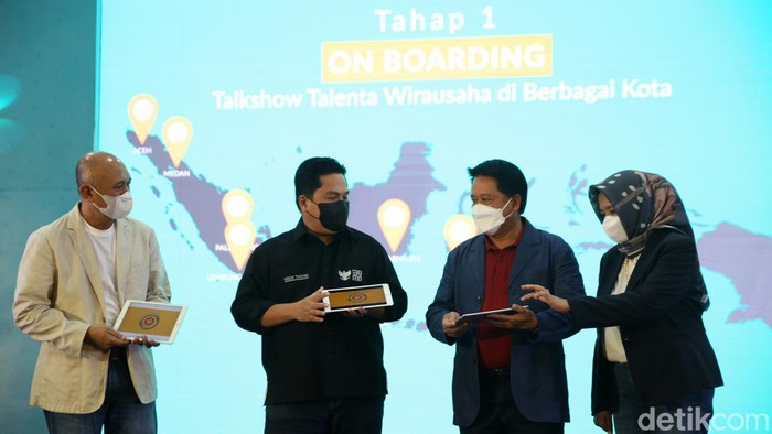 Erick Thohir Bicara Tingkat Wirausaha Indonesia BSI luncurkan program Talenta Wirausaha BSI untuk pemuda muslim di pesantren dan masjid seluruh Indonesia. Dalam acara itu Menteri BUMN Erick Thohir soroti wirausah RI.
