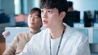 Song Kang berperan sebagai Lee Si Woo, anak baru di kantor tersebut. Foto: (dok. Instagram @jtbcdrama)