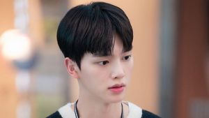 Poret Song Kang Jadi Pegawai Kantoran di Forecasting Love and Weather