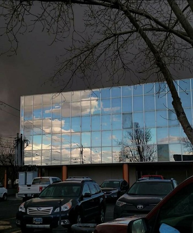 Foto refleksi yang menipu