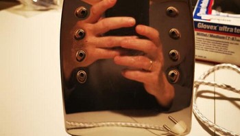 Refleksi di strika bikin menjadi alien. Foto: Boredpanda