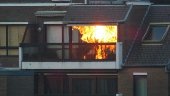 Refleksi Matahari terbenam tampak seolah kebakara, Foto: Bored Panda