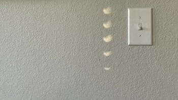 Refleksi tirai seolah seperti fase Bulan. Foto: Bored Panda