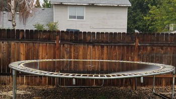 Trampolinnya seolah transparan. Foto: Bored Panda