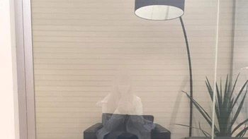 Refleksinya pas dengan sofa. Foto: Bored Panda