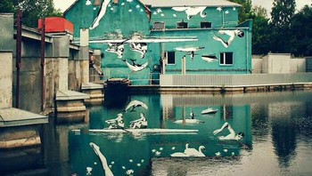Mural ini sengaja dilukis terbalik agar terlihat apik saat memantul di air.  Foto: Bored Panda 