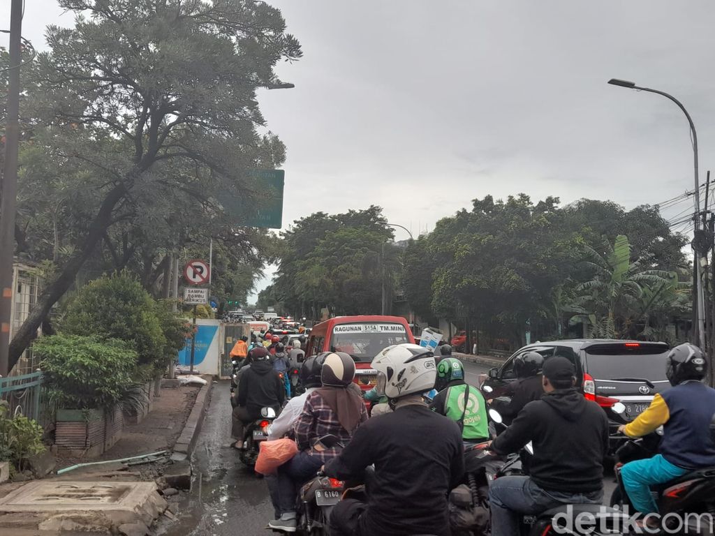 Galian Jl TB Simatupang arah Kampung Rambutan (setelah jembatan Ciliwung), 20 Januari 2022. (Marteen Ronaldo Pakpahan/detikcom)