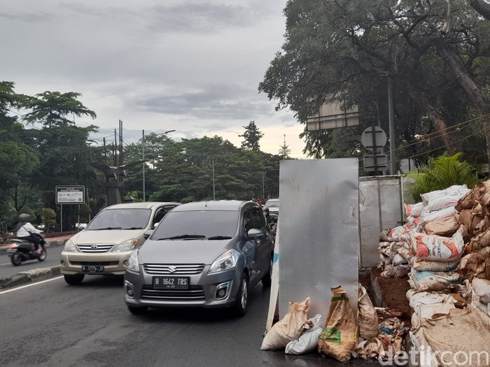 Galian Jl TB Simatupang arah Kampung Rambutan (setelah jembatan Ciliwung), 20 Januari 2022. (Marteen Ronaldo Pakpahan/detikcom)