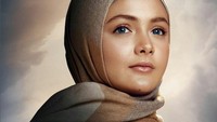 8 Gaya Hijab Amanda Rawles, Jadi Mualaf di Film Merindu Cahaya de Amstel