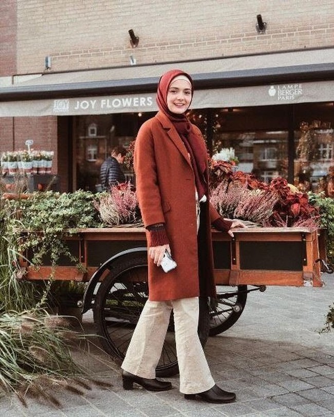 Amanda Rawles tampil elegan dan stylish dengan coat panjang warna terracota. Kali ini, Amanda menggunakan hijab segi empat merah maroon dilengkapi dengan inner putih agar rambut bagian depan tidak terlihat.  Foto: Dok. Instagram @amandarawles.