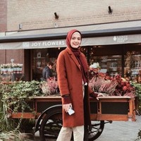 Amanda Rawles tampil elegan dan stylish dengan coat panjang warna terracota. Kali ini, Amanda menggunakan hijab segi empat merah maroon dilengkapi dengan inner putih agar rambut bagian depan tidak terlihat.  Foto: Dok. Instagram @amandarawles.