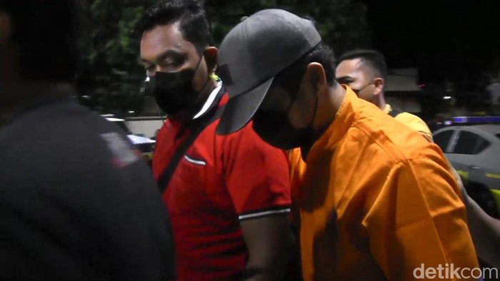 Setelah menjalani pemeriksaan di Polda Jatim, Hadfana Firdaus dibawa ke Polres Lumajang. Ia merupakan pria yang menendang sesajen di lokasi erupsi Gunung Semeru.
