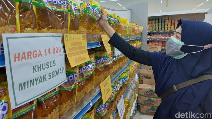 Harga minyak goreng (migor) kemasan di Surabaya telah turun menjadi Rp 14 ribu/liter. Namun di pasar tradisional harga minyak goreng curah masih Rp 21 ribu/liter.