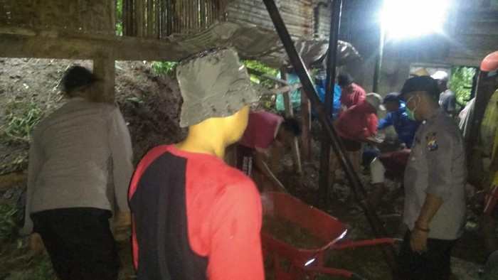 Hujan Deras Di Ngawi Sebabkan Longsor Timpa Rumah Warga