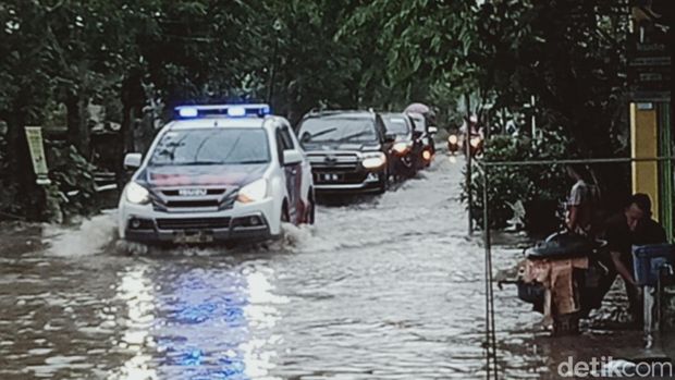 Hujan lebat picu banjir luapan di Klaten.