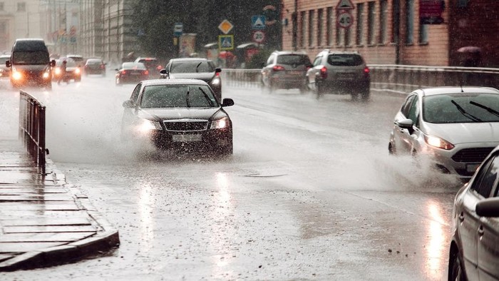 Ilustrasi Kendaraan Saat Hujan
