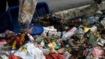 Imbas Banjir Tegal Alur, Sampah Berserakan di Sungai
