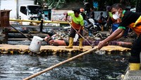 Di lokasi ini, petugas UPK mengumpulkan 5 kubik sampah.