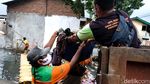 Imbas Banjir Tegal Alur, Sampah Berserakan di Sungai