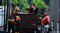 Sampah-sampah ini kemudian dibawa ke penampungan.