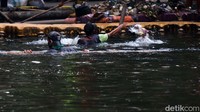 Aksi petugas bersihkan sampah di kali Tegal Alur.