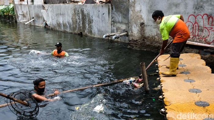 Banjir di Kelurahan Tegal Alur, Jakarta Barat, membuat sampah plastik berserakan di sungai. Sampah tersebut diangkut petugas UPK Badan Air.