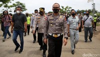 Seperti diketahui, street race akan kembali digelar usai sukses diselenggarakan pada akhir pekan lalu. Dirlantas Polda Metro Jaya Kombes Sambodo bersama Kapolres Metro Bekasi Kota Kombes Hengki tampak mengecek jalanan di Komplek Vida, Kota Bekasi, Jawa Barat.