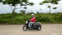Seorang pengendara motor melintasi jalan di Komplek Vida, Kota Bekasi, Jawa Barat, Kamis (20/1/2022).