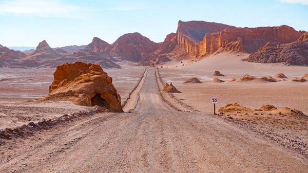 Gurun Atacama terselip di bawah bayang-bayang Pegunungan Andes yang tertutup salju. Pegunungan ini menghalangi curah hujan dari timur, sementara di sebelah barat naiknya air dingin dari kedalaman Samudra Pasifik menyebabkan atmosfer menghambat penguapan air laut dan mencegah pembentukan awan dan hujan. (iStock) Gurun Atacama terselip di bawah bayang-bayang Pegunungan Andes yang tertutup salju. Pegunungan ini menghalangi curah hujan dari timur, sementara di sebelah barat naiknya air dingin dari kedalaman Samudra Pasifik menyebabkan atmosfer menghambat penguapan air laut dan mencegah pembentukan awan dan hujan. (iStock)