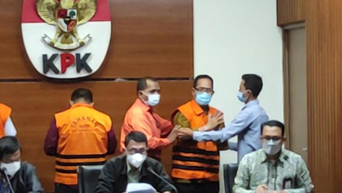 Itong Isnaeni Hidayat saat menyela konferensi KPK