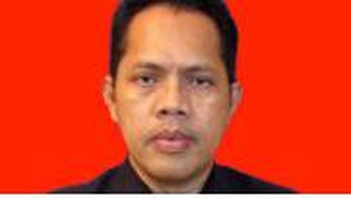 Itong Isnaeni Hidayat merupakan seorang hakim senior di Pengadilan Negeri (PN) Surabaya. Itong terjaring Operasi Tangkap Tangan (OTT) KPK pagi tadi.